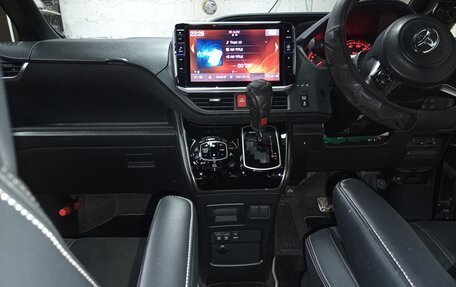 Toyota Voxy III, 2018 год, 2 700 000 рублей, 2 фотография