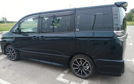 Toyota Voxy III, 2018 год, 2 700 000 рублей, 19 фотография