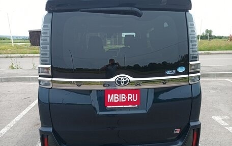 Toyota Voxy III, 2018 год, 2 700 000 рублей, 18 фотография