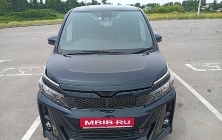 Toyota Voxy III, 2018 год, 2 700 000 рублей, 21 фотография