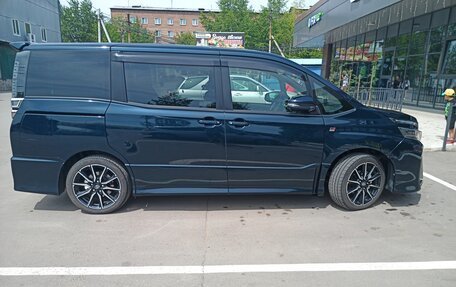 Toyota Voxy III, 2018 год, 2 700 000 рублей, 26 фотография