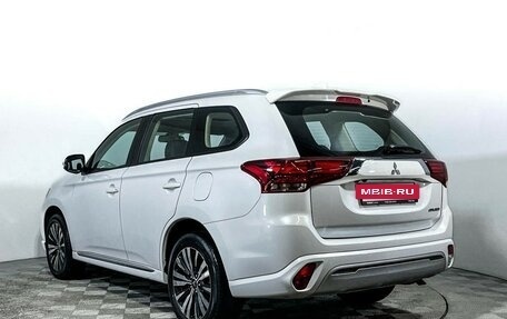 Mitsubishi Outlander III рестайлинг 3, 2022 год, 2 497 000 рублей, 7 фотография