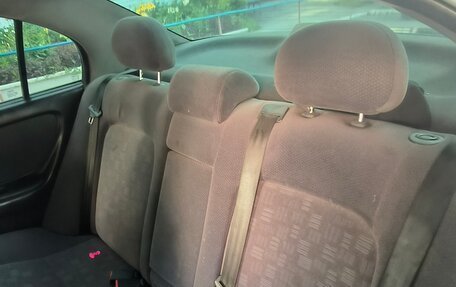 Toyota Avensis III рестайлинг, 2002 год, 400 000 рублей, 3 фотография