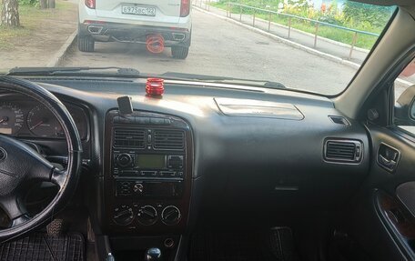 Toyota Avensis III рестайлинг, 2002 год, 400 000 рублей, 20 фотография