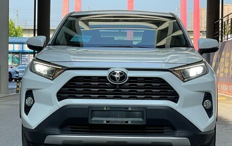 Toyota RAV4, 2022 год, 2 630 000 рублей, 2 фотография