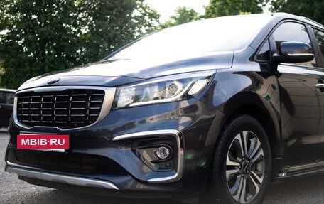 KIA Carnival III, 2018 год, 2 650 000 рублей, 2 фотография