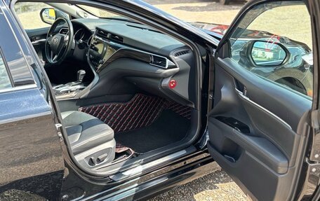 Toyota Camry, 2018 год, 2 850 000 рублей, 10 фотография