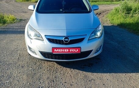 Opel Astra J, 2011 год, 770 000 рублей, 1 фотография