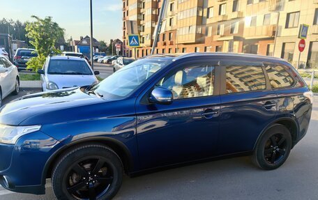 Mitsubishi Outlander III рестайлинг 3, 2014 год, 1 350 000 рублей, 2 фотография