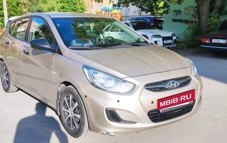 Hyundai Solaris II рестайлинг, 2011 год, 800 000 рублей, 2 фотография