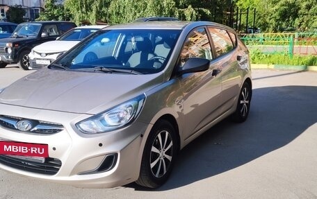 Hyundai Solaris II рестайлинг, 2011 год, 800 000 рублей, 3 фотография