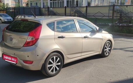 Hyundai Solaris II рестайлинг, 2011 год, 800 000 рублей, 6 фотография