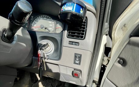 Toyota Hilux Surf III рестайлинг, 2001 год, 1 920 000 рублей, 28 фотография