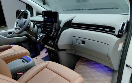 Hyundai Staria, 2024 год, 6 490 000 рублей, 38 фотография