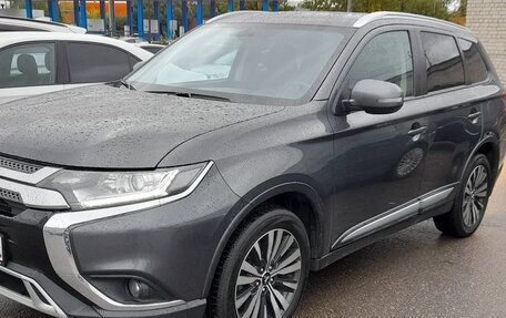 Mitsubishi Outlander III рестайлинг 3, 2019 год, 2 320 000 рублей, 4 фотография