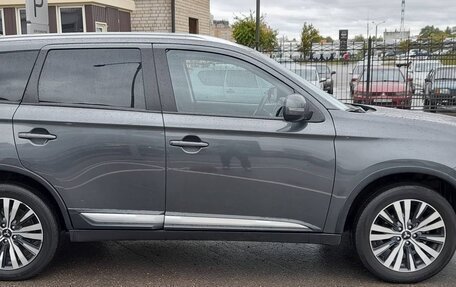 Mitsubishi Outlander III рестайлинг 3, 2019 год, 2 320 000 рублей, 10 фотография