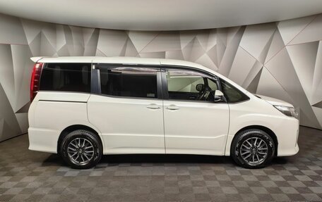 Toyota Noah III, 2016 год, 1 935 000 рублей, 6 фотография