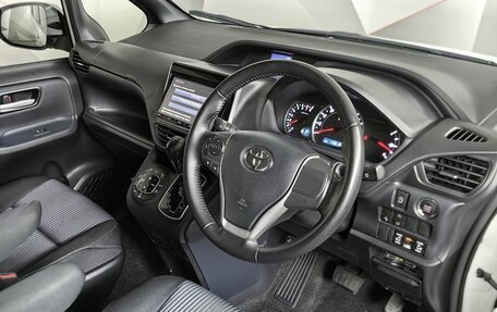 Toyota Noah III, 2016 год, 1 935 000 рублей, 17 фотография