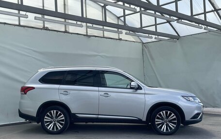 Mitsubishi Outlander III рестайлинг 3, 2019 год, 2 350 000 рублей, 8 фотография