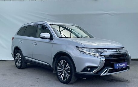 Mitsubishi Outlander III рестайлинг 3, 2019 год, 2 350 000 рублей, 2 фотография