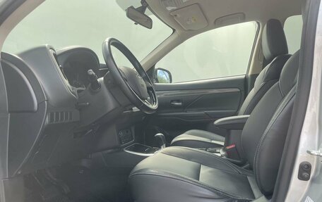 Mitsubishi Outlander III рестайлинг 3, 2019 год, 2 350 000 рублей, 10 фотография