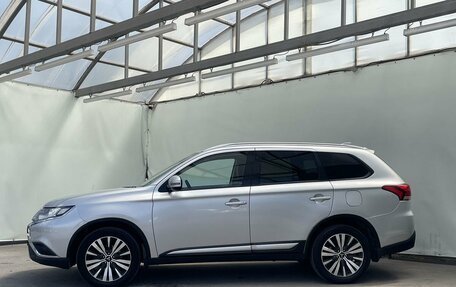 Mitsubishi Outlander III рестайлинг 3, 2019 год, 2 350 000 рублей, 9 фотография