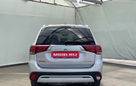 Mitsubishi Outlander III рестайлинг 3, 2019 год, 2 350 000 рублей, 6 фотография