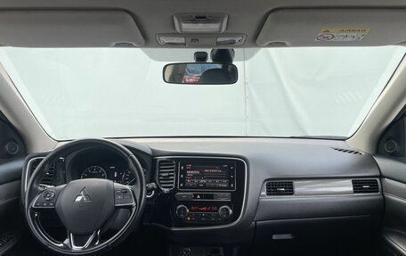 Mitsubishi Outlander III рестайлинг 3, 2019 год, 2 350 000 рублей, 14 фотография