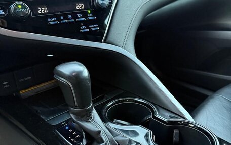 Toyota Camry, 2019 год, 2 850 000 рублей, 15 фотография