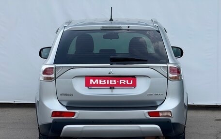 Mitsubishi Outlander III рестайлинг 3, 2014 год, 1 350 000 рублей, 10 фотография