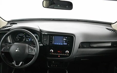 Mitsubishi Outlander III рестайлинг 3, 2020 год, 2 415 000 рублей, 5 фотография