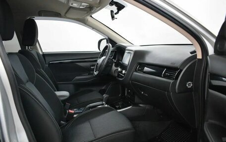 Mitsubishi Outlander III рестайлинг 3, 2020 год, 2 415 000 рублей, 12 фотография
