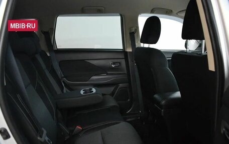 Mitsubishi Outlander III рестайлинг 3, 2020 год, 2 415 000 рублей, 13 фотография
