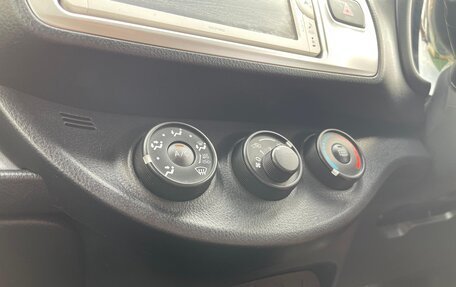 Toyota Vitz, 2015 год, 880 000 рублей, 27 фотография