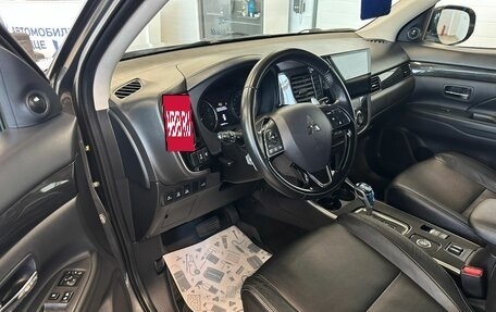 Mitsubishi Outlander III рестайлинг 3, 2017 год, 2 399 999 рублей, 10 фотография
