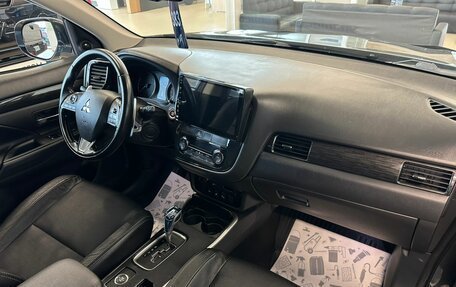 Mitsubishi Outlander III рестайлинг 3, 2017 год, 2 399 999 рублей, 13 фотография