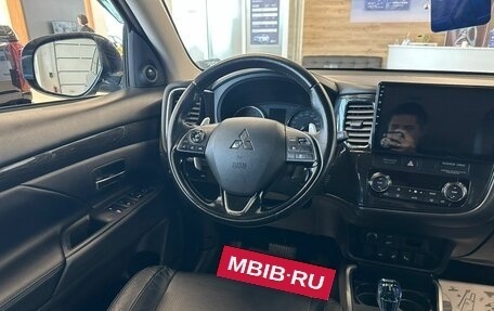 Mitsubishi Outlander III рестайлинг 3, 2017 год, 2 399 999 рублей, 14 фотография