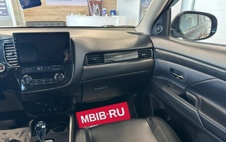 Mitsubishi Outlander III рестайлинг 3, 2017 год, 2 399 999 рублей, 15 фотография