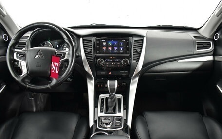 Mitsubishi Pajero Sport III рестайлинг, 2017 год, 2 270 000 рублей, 10 фотография