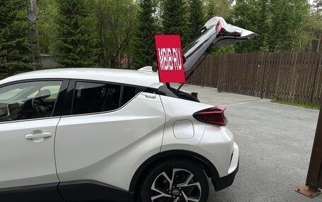 Toyota C-HR I рестайлинг, 2019 год, 1 800 000 рублей, 18 фотография