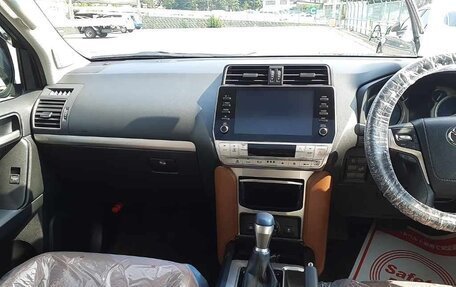 Toyota Land Cruiser Prado 150 рестайлинг 2, 2021 год, 4 159 030 рублей, 7 фотография