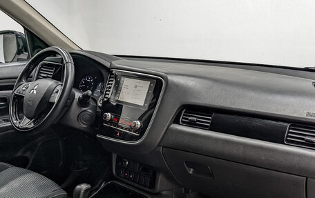 Mitsubishi Outlander III рестайлинг 3, 2021 год, 2 070 000 рублей, 13 фотография