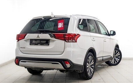 Mitsubishi Outlander III рестайлинг 3, 2021 год, 2 070 000 рублей, 5 фотография