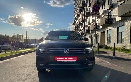 Volkswagen Tiguan II, 2018 год, 2 700 000 рублей, 2 фотография