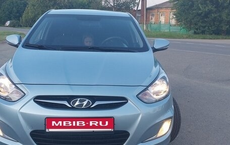 Hyundai Solaris II рестайлинг, 2011 год, 750 000 рублей, 13 фотография