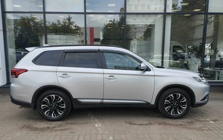 Mitsubishi Outlander III рестайлинг 3, 2022 год, 2 730 000 рублей, 4 фотография