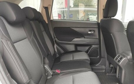 Mitsubishi Outlander III рестайлинг 3, 2022 год, 2 730 000 рублей, 11 фотография