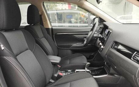 Mitsubishi Outlander III рестайлинг 3, 2022 год, 2 730 000 рублей, 10 фотография