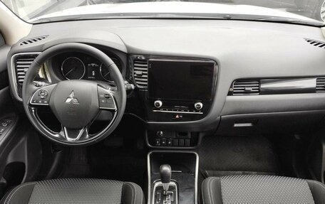 Mitsubishi Outlander III рестайлинг 3, 2022 год, 2 730 000 рублей, 9 фотография
