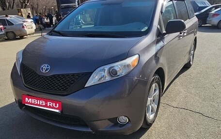 Toyota Sienna III, 2010 год, 1 150 000 рублей, 2 фотография
